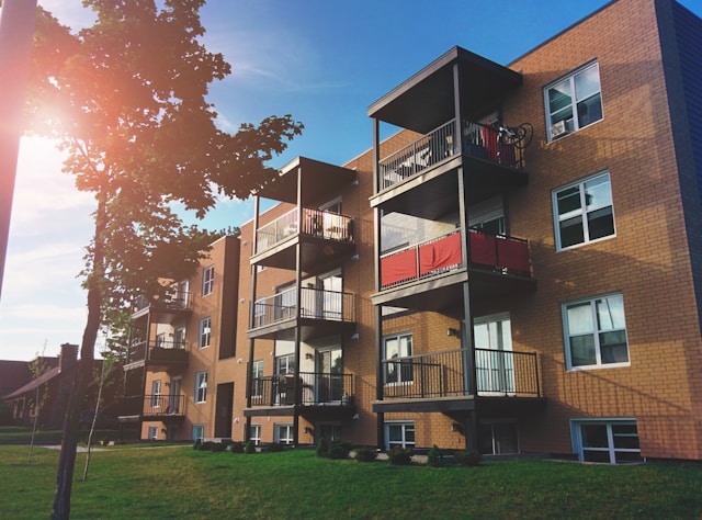 Multimedia-irudia: Build modular, affordable housing for young adults