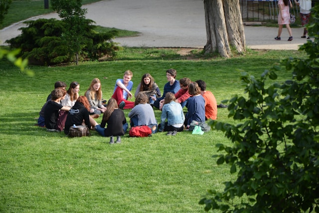 Медийно изображение: Organize Intergenerational Community Dialogues